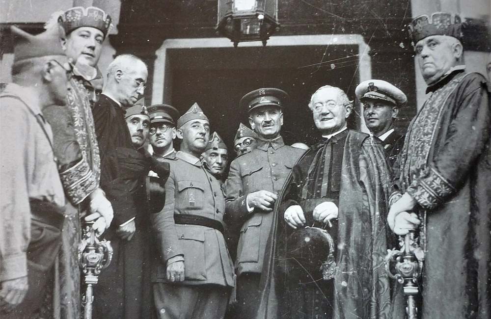¿Qué es una Dictadura Militar? Definición y Ejemplos