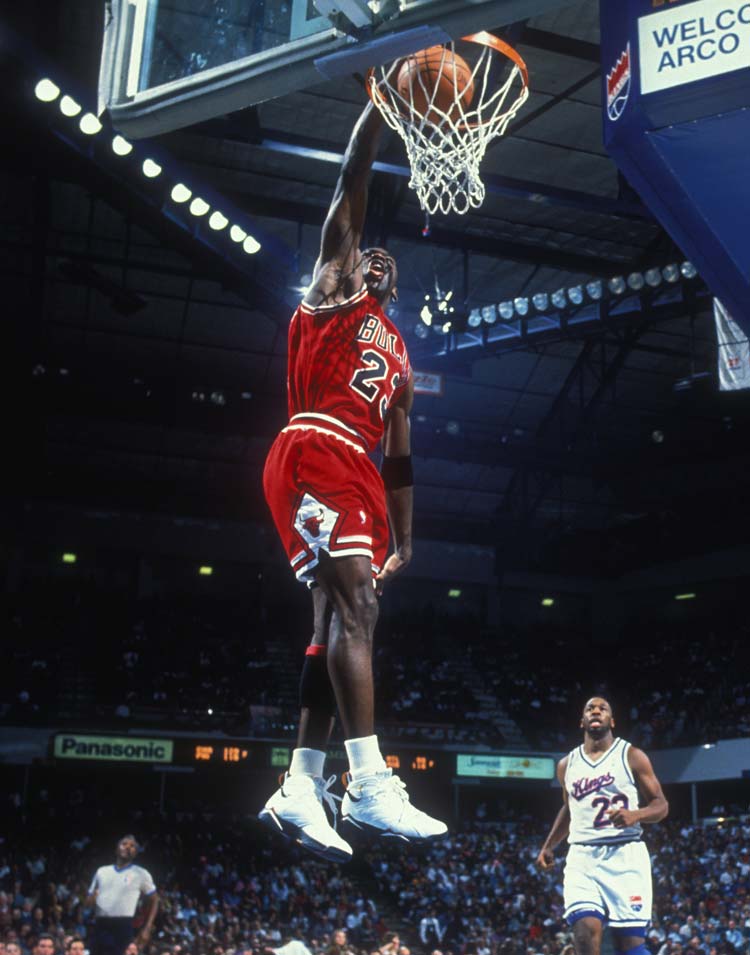 Michael Jordan realizando un mate Michael Jordan realizando un mate