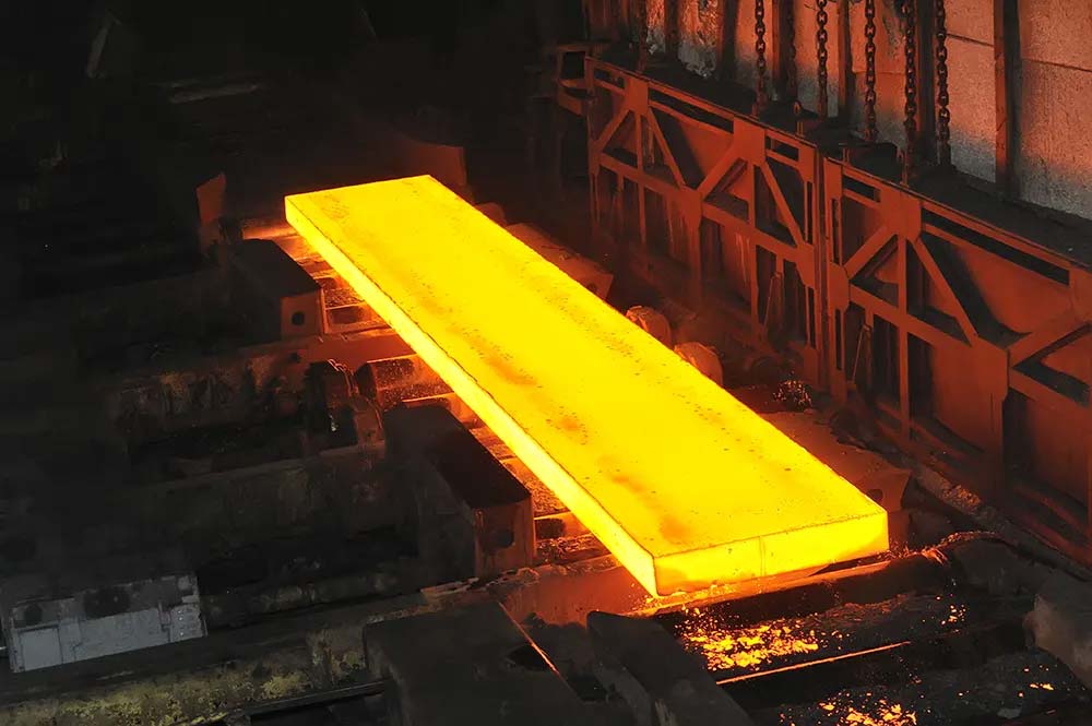 Historia del Acero: De la Edad de Hierro a los Hornos de Arco Eléctrico