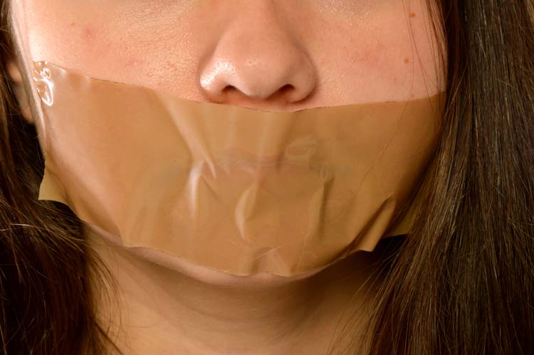 Mujer Obligada a guardar Silencio