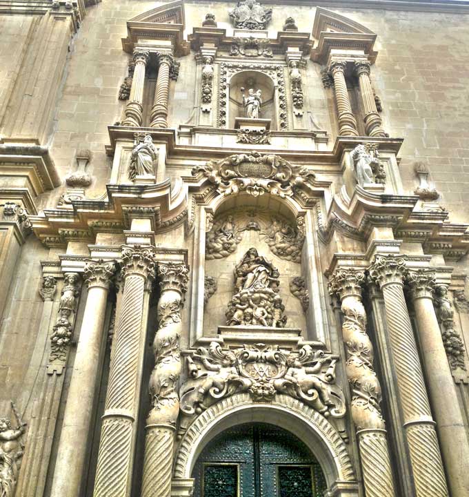Fachada Principal Basílica Santa María.
