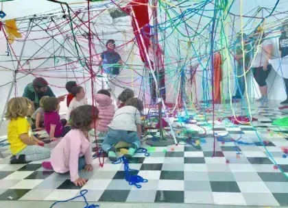 Laboratorio Cromático Familiar · Talleres en Sala La Tramoia de Elche (Sábado 20 y domingo 21 de marzo de 2027 · De 11:30 a 13:00 h)